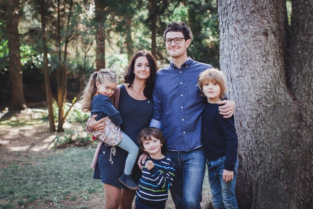 Familie mit drei Kindern im Wald