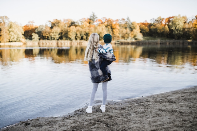 Bruder und Schwesrter von hinten am See