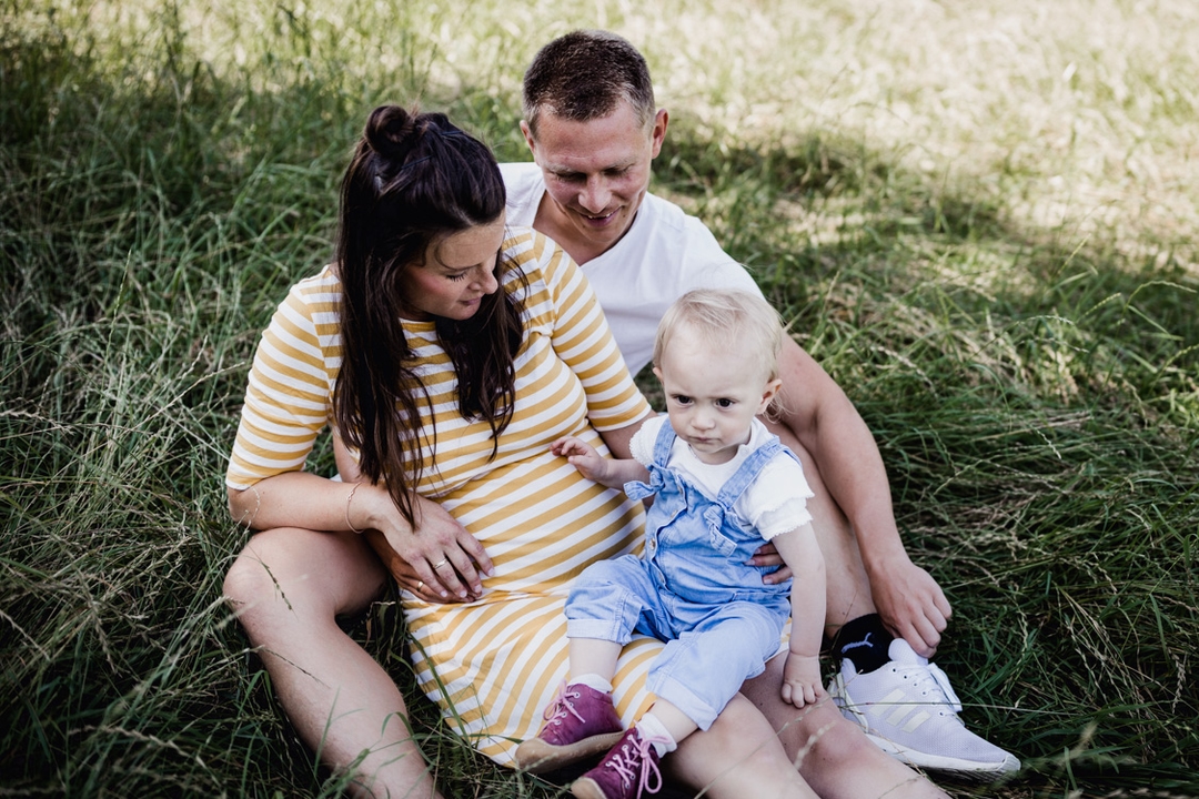 Familie auf Wiese