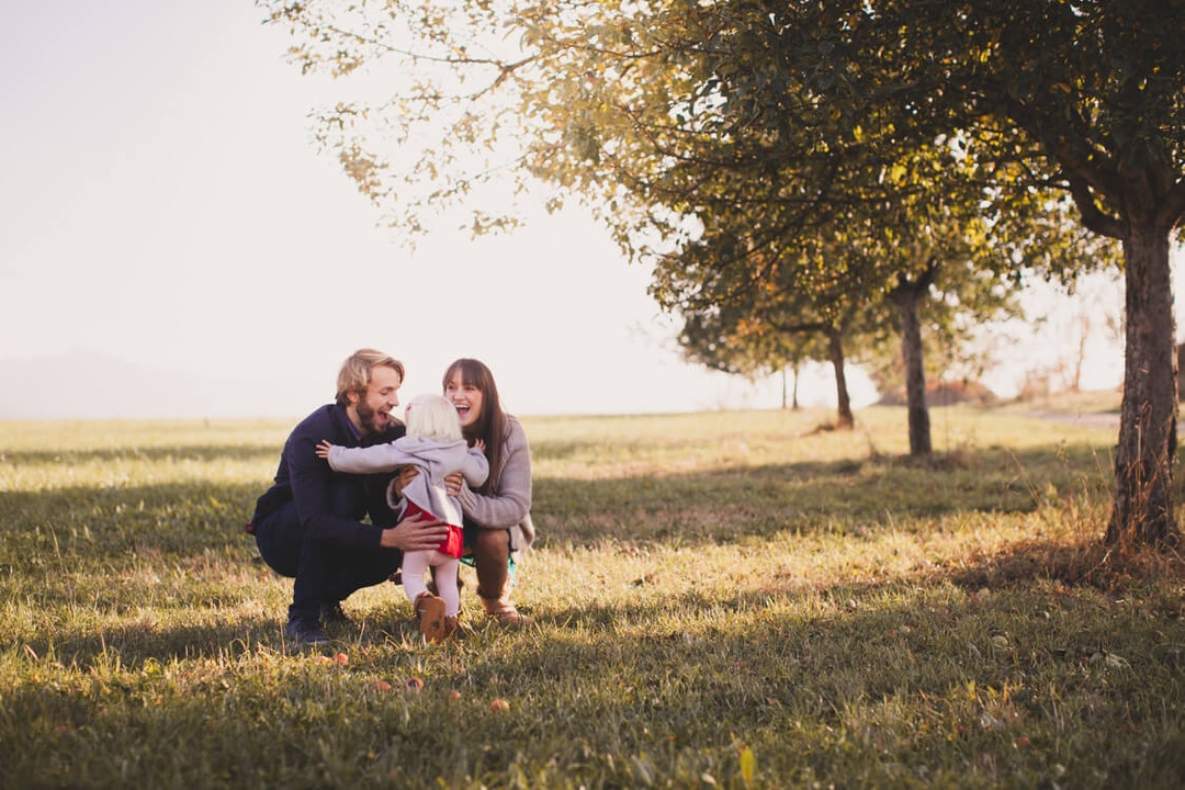 Glückliche Familie im Herbst