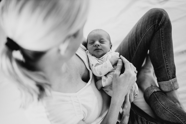 Kleines Baby auf dem Schoß der Mutter