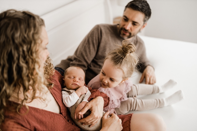 Familie mit Neugeborenem