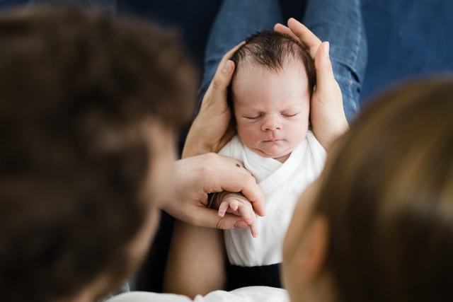 Baby auf dem Schoß der Eltern