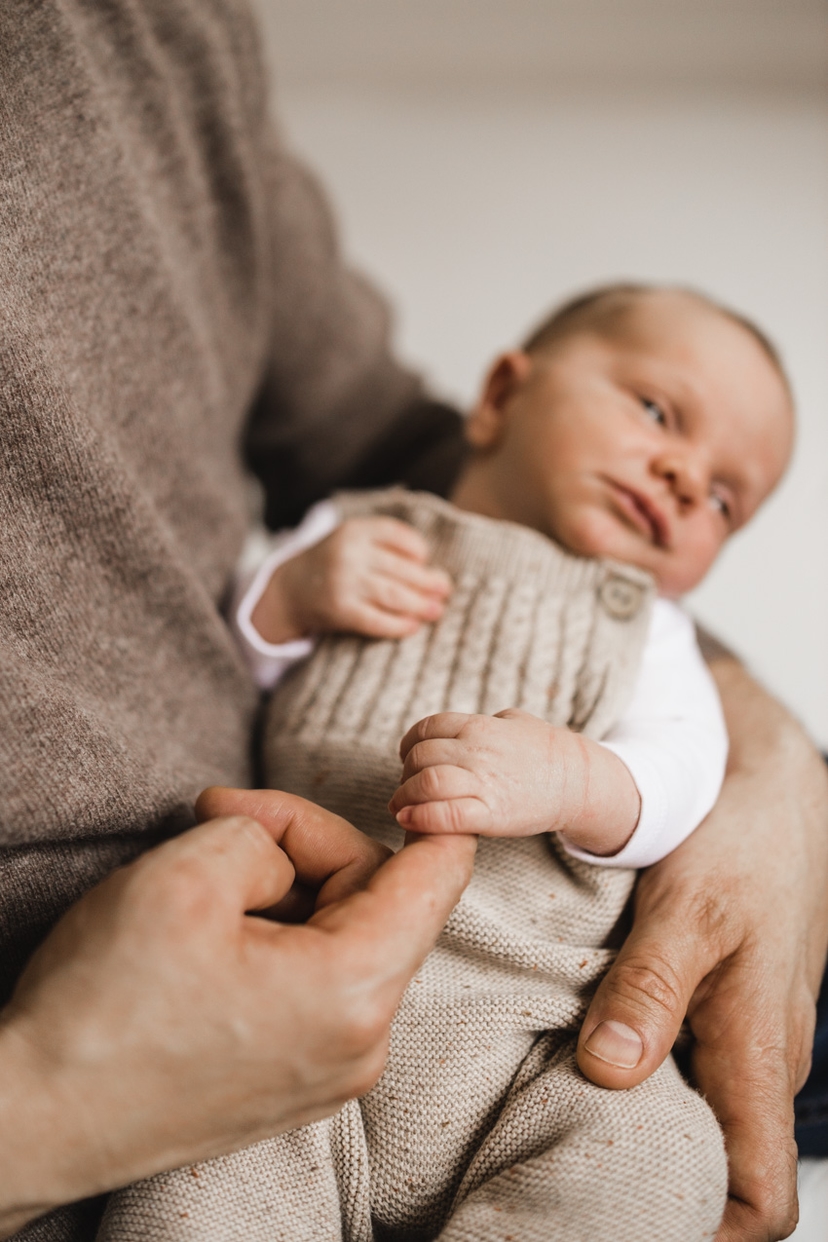 Baby umgreift Finger