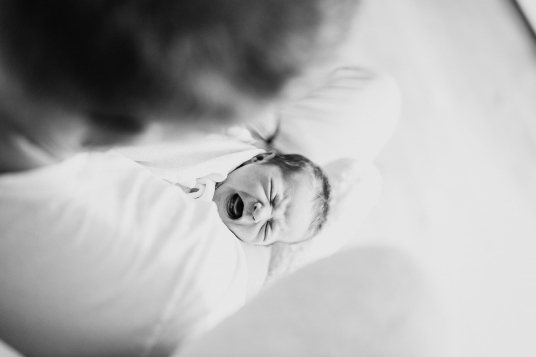 Baby gähnt