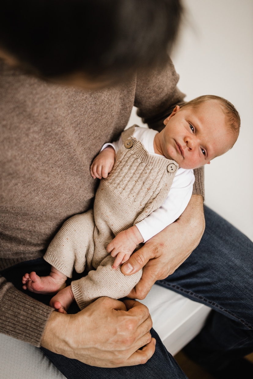 Baby auf dem Arm vom Papa