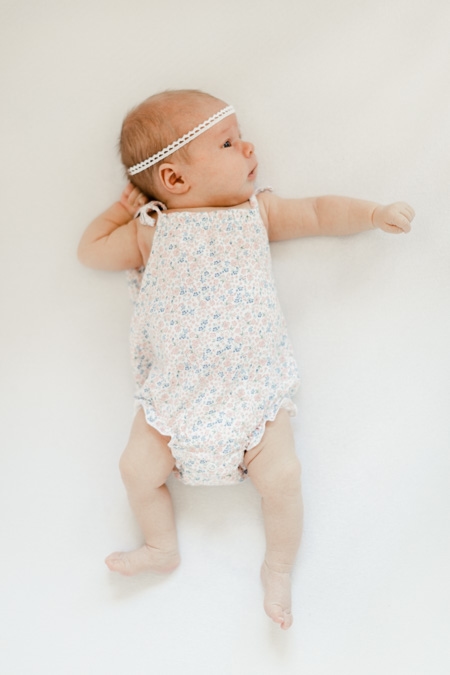 Baby mit Stirnband