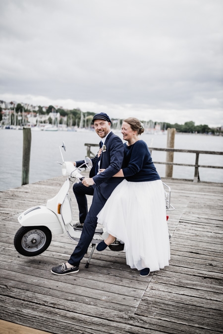 Brautpaar sitzt auf einer Vespa