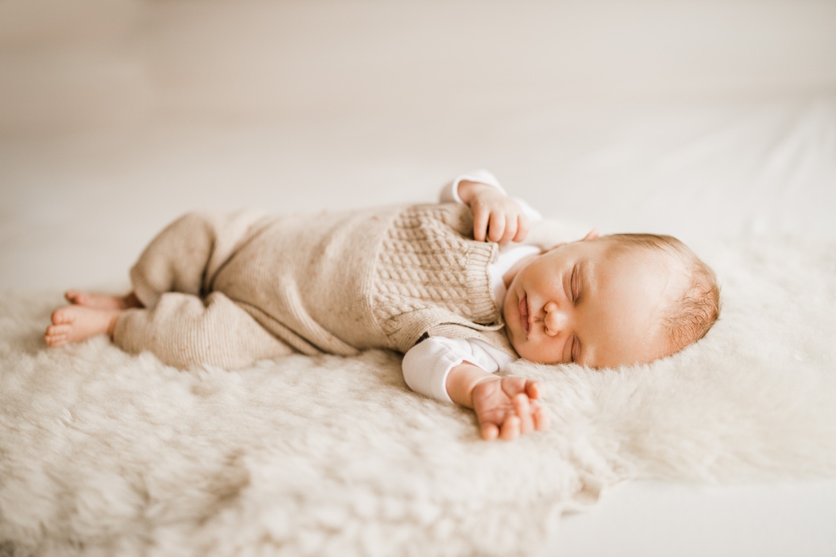 Baby liegt auf einem Schaffell