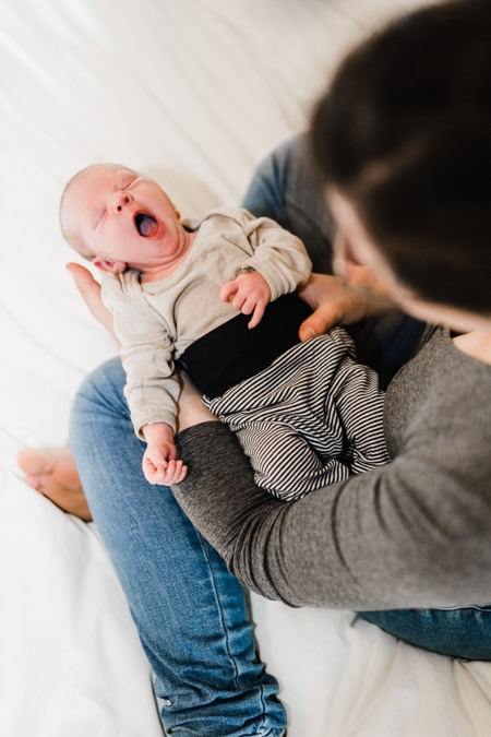 Baby gähnt