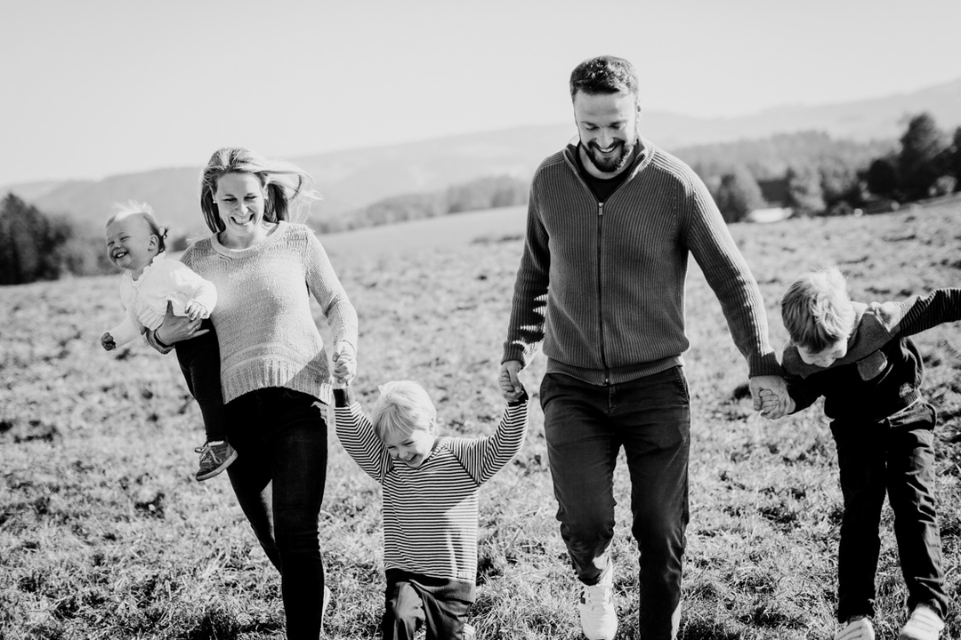 Familie auf Wiese