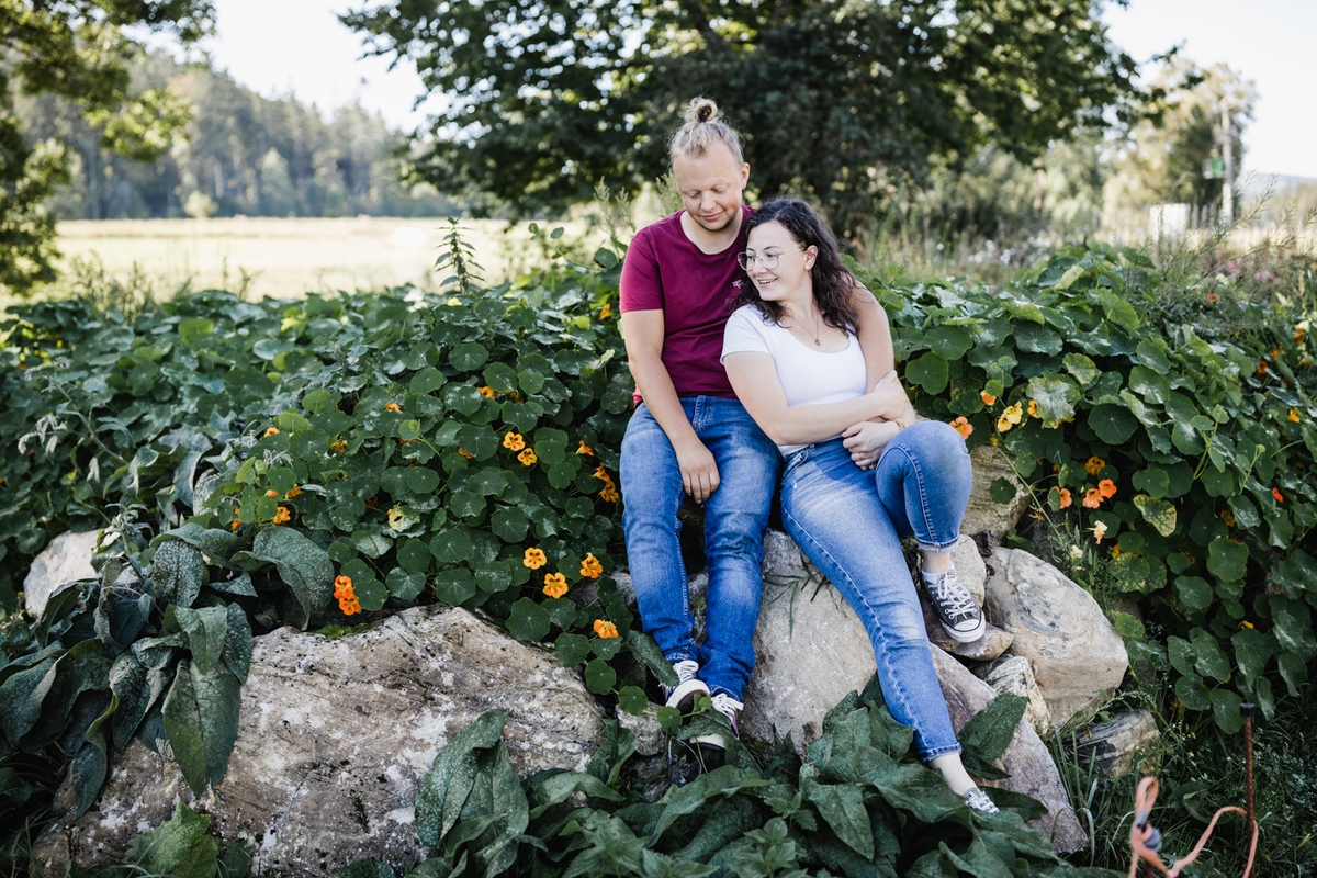 Verliebtes Paar sitzt auf einem Felsen