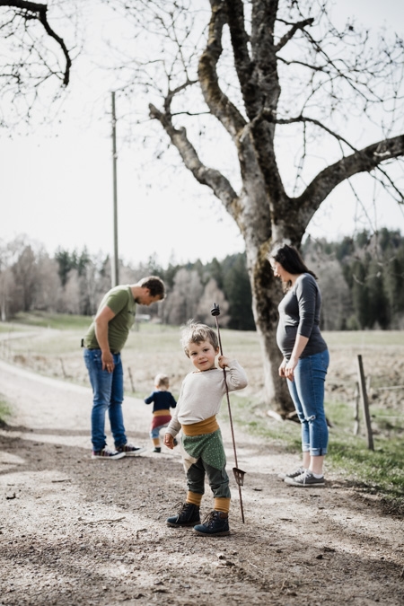 Familie auf einem Weg