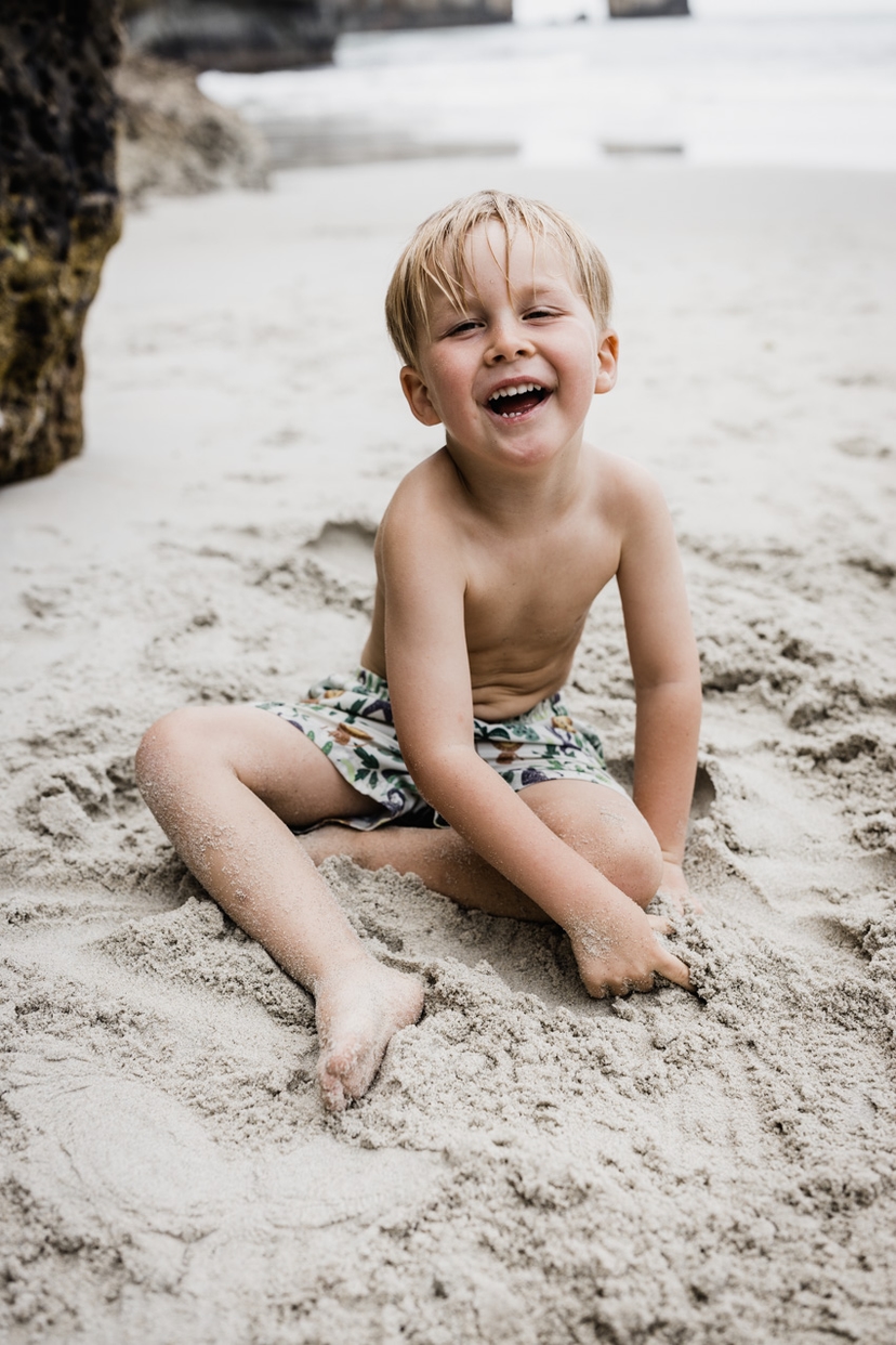 Junge am Strand