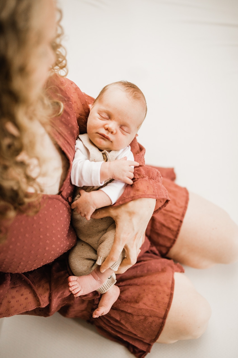 Baby auf dem Arm der Mutter