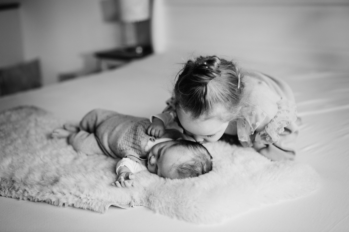 Kind küsst Baby