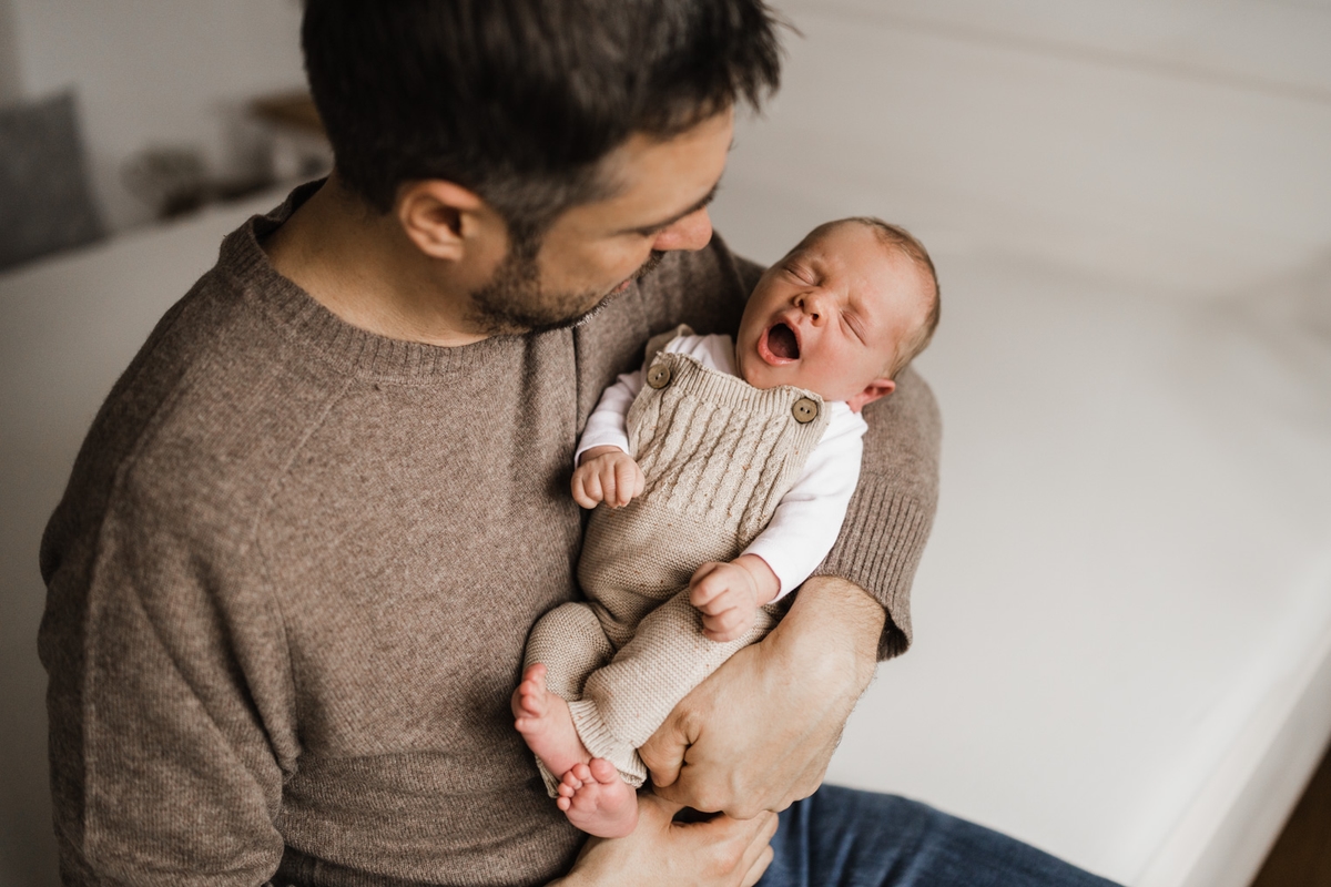 Baby auf dem Arm vom Papa