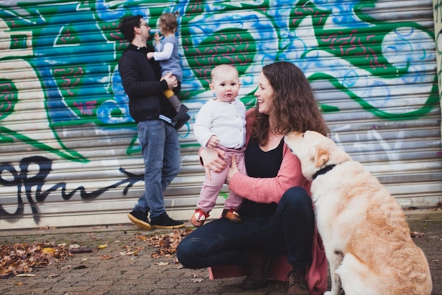 Familie mit Hund vor Grafiti