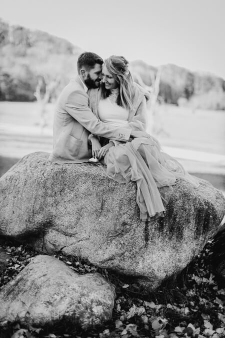 Paar sitzt auf einem Felsen