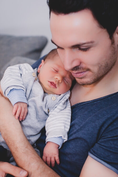 Neugeborenes kuschelt mit Papa