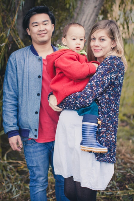 Frau mit Babybauch und Sohn auf dem Arm