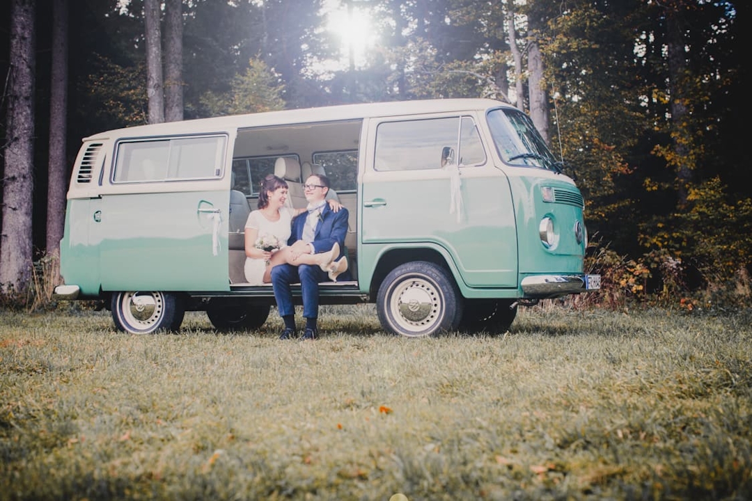 Brautpaar sitzt in einem alten VW Bus