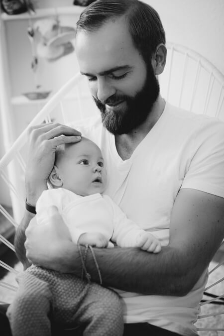SW Foto von Vater mit seinem Baby