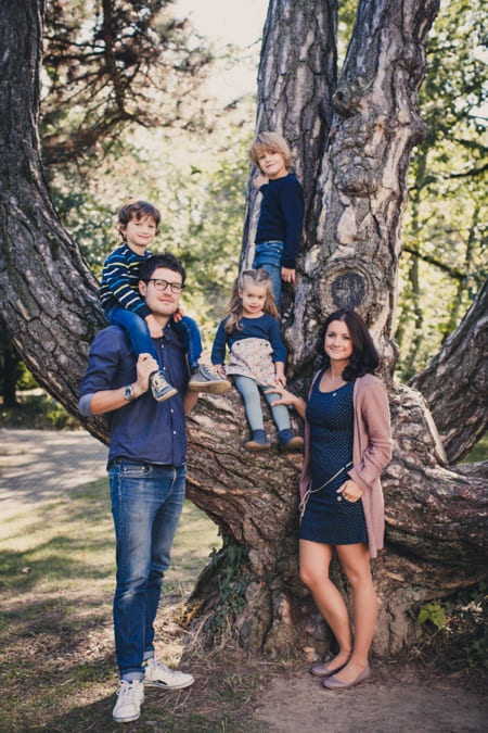 Familienfoto vor einem Baum