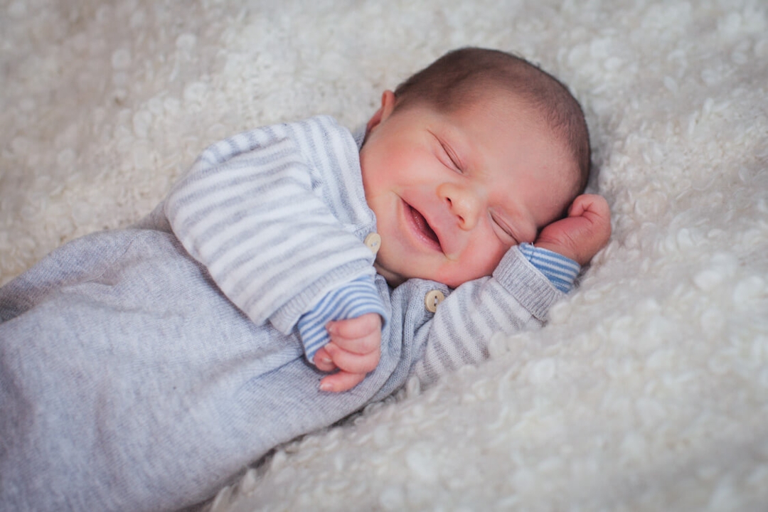 Baby lächelt auf Kuscheldecke
