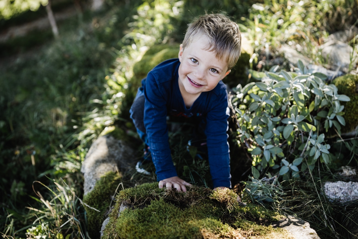 Junge klettert auf einem Felsen