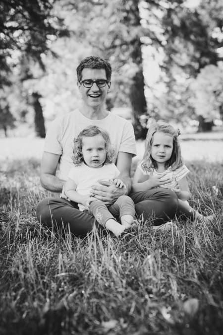 SW Foto von Vater mit seinen beiden kleinen Töchtern