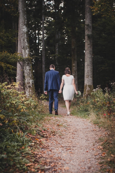 Brautpaar läuft in den Wald rein