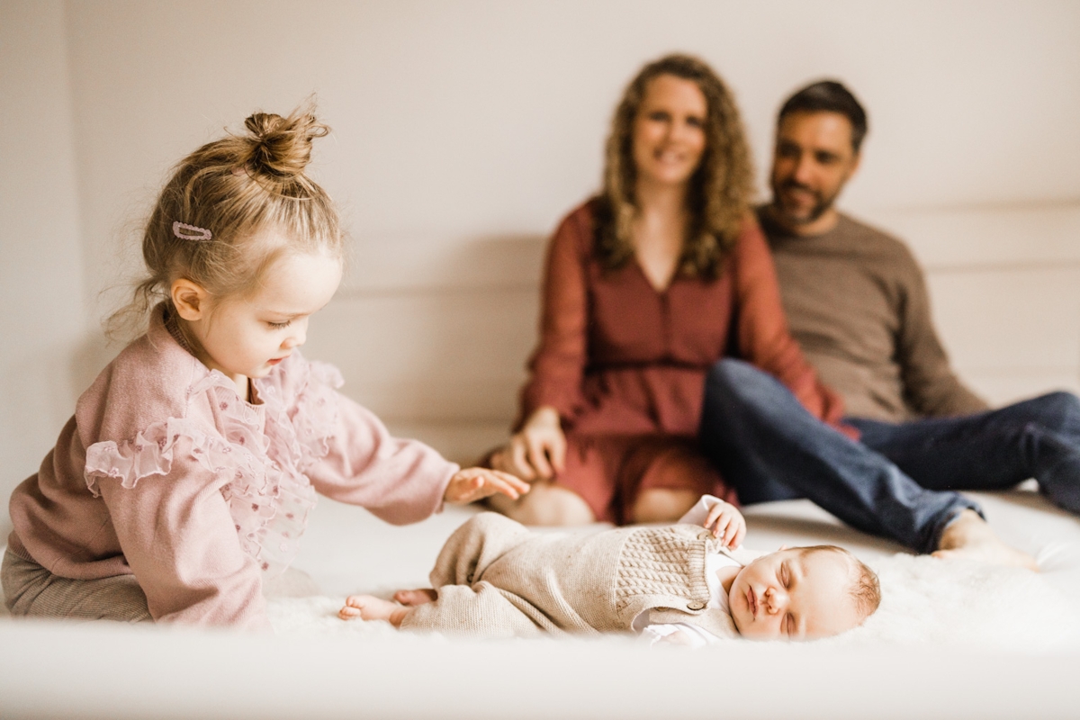 Kind mit Eltern und Neugeborenem