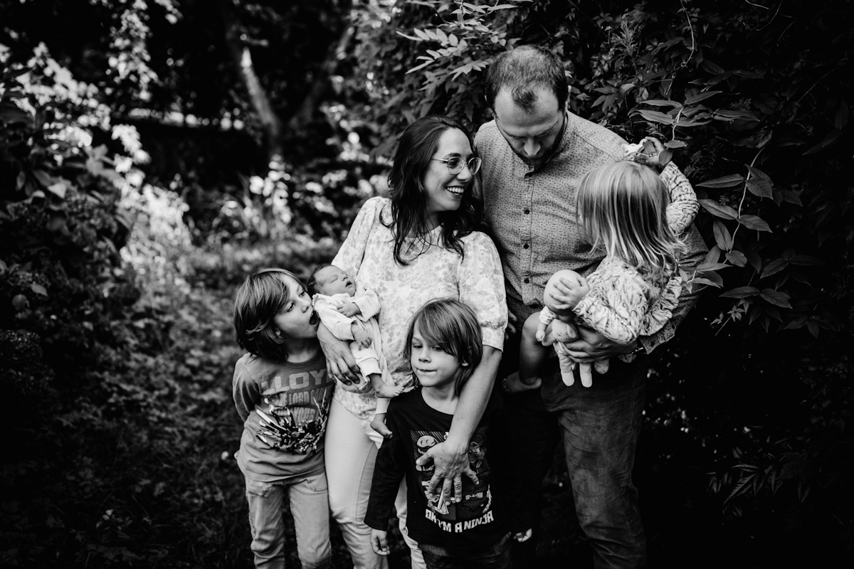 Familienfoto mit vier Kindern
