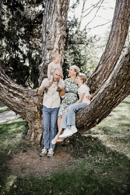Familieenfoto vor einem Baum