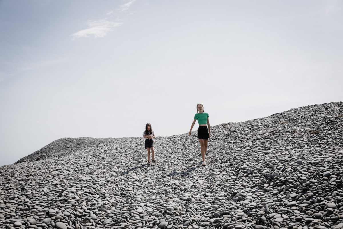Mädchen auf einem Hügel aus Steinen