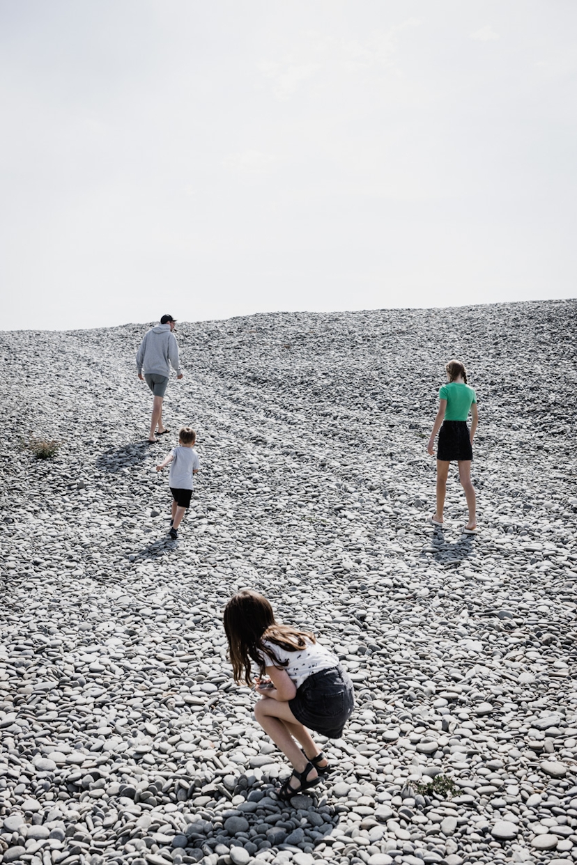Familie auf einem Hügel aus Steinen