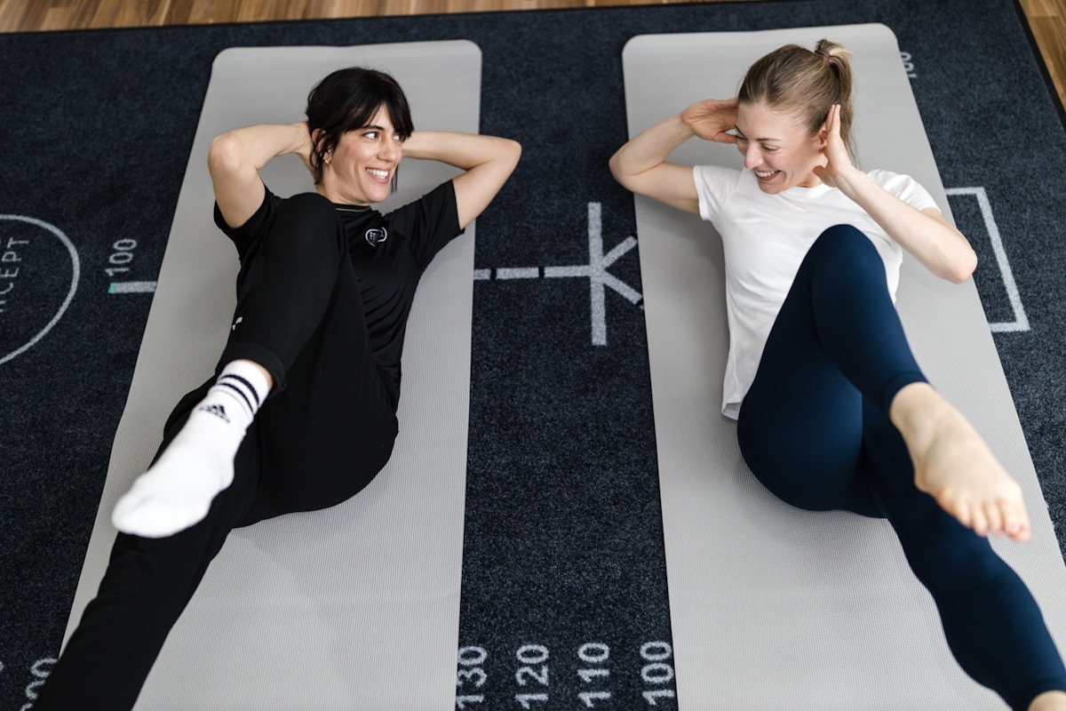Zwei Frauen auf der Gymnastikmatte