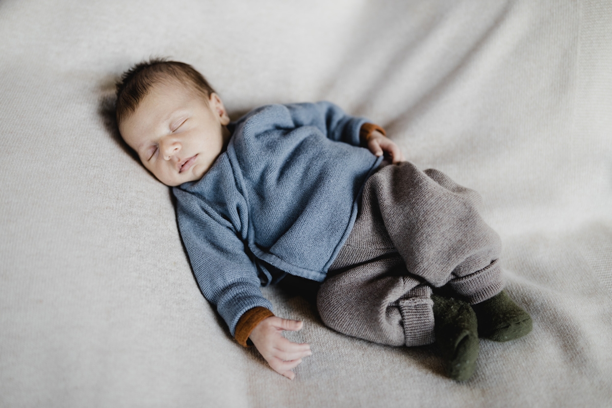 Baby Junge liegt auf einer Decke