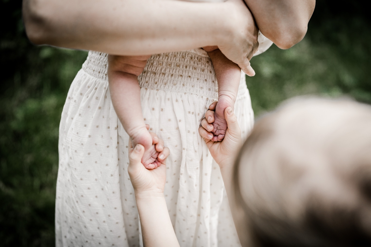 Mädchen hält Babyfüße in ihren Händen