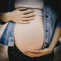 Babybauch-Fotoshooting in Freiburg - Familie erwartet Nachwuchs